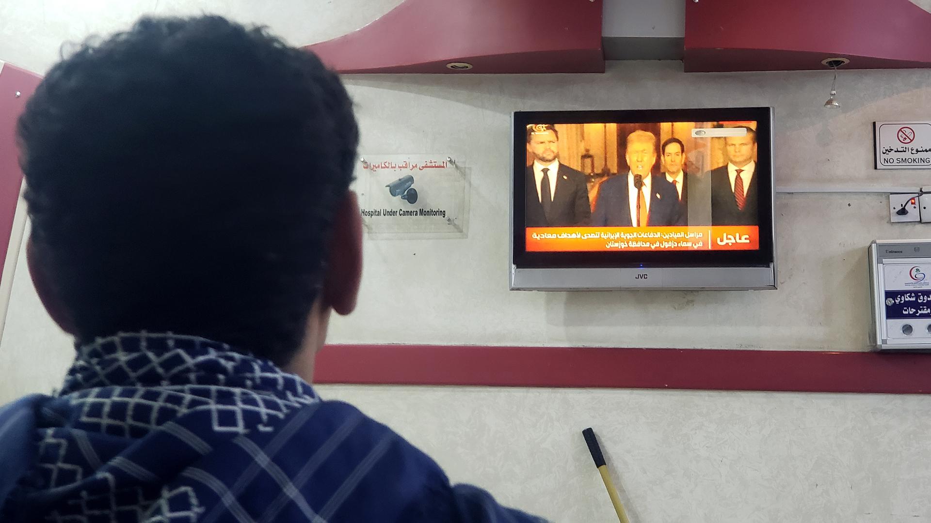 Sanaa (Yemen), 22/06/2025.- A Yemeni man watches a TV report on the US airstrikes on Iran, in Sanaa, Yemen, 22 June 2025. Yemen's Houthis threatened to attack US ships in the Red Sea if Washington joins Israel’s strikes on Iran, according to a statement by Houthi military spokesman Yahya Sarea. The US forces struck three of Iran's key nuclear sites: Natanz, Isfahan and Fordo, US President Trump announced on 21 June. EFE/EPA/