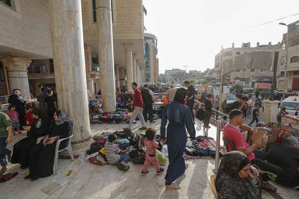 Gaza (---), 31/10/2023.- Palestinian people who fled their homes gather at the Al-Quds hospital following Israeli airstrikes on Tel al-Hawa neighborhood in Gaza City, 31 October 2023. More than 8,000 Palestinians and at least 1,400 Israelis have been killed, according to the Israel Defense Forces (IDF) and the Palestinian health authority, since Hamas militants launched an attack against Israel from the Gaza Strip on 07 October, and the Israeli operations in Gaza and the West Bank which followed it. EFE/EPA/MOHAMMED SABER