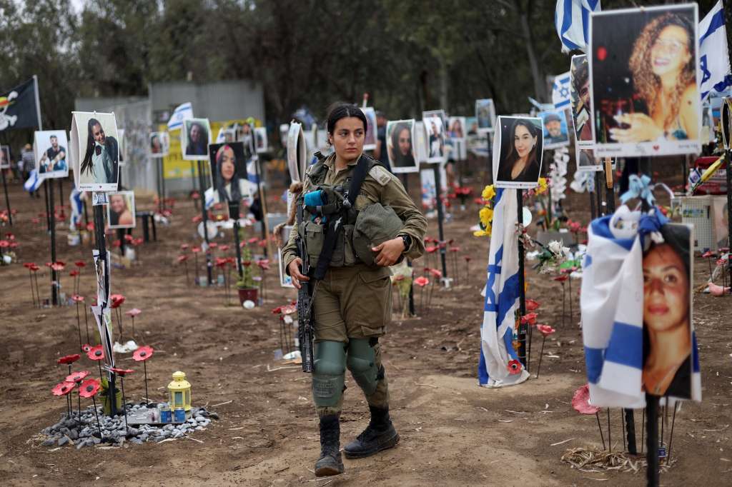 Re'im (Israel), 13/05/2024.- An armed Israeli soldier at the memorial site for the victims of the Nova music festival killed in the 07 October Hamas attacks, on the occasion of Israel's Memorial Day, in Re'im, near the border with the Gaza Strip, southern Israel, 13 May 2024. More than 350 people were killed and several others taken hostage when militants from the Palestinian Islamist group Hamas attacked the music festival on 07 October 2023, according to the Israel Defence Forces (IDF). Israel marks Memorial Day (Yom HaZikaron) in remembrance of its fallen soldiers and victims of terrorism. According to the Israeli Ministry of Defense, 1,533 people, 711 security personnel and 822 civilians, have been killed since the 07 October Hamas attacks. (Terrorismo) EFE/EPA/ATEF SAFADI