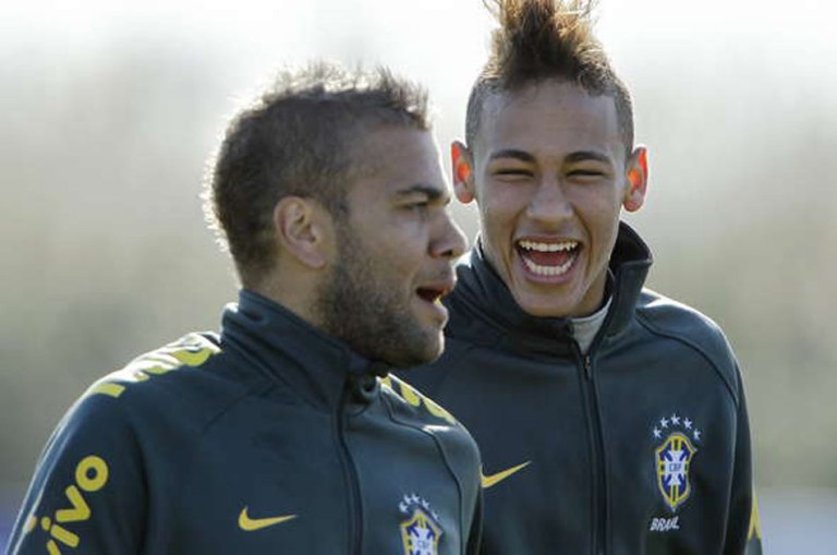 Dani Alves: «si Neymar viene, ayudaría mucho a Messi»