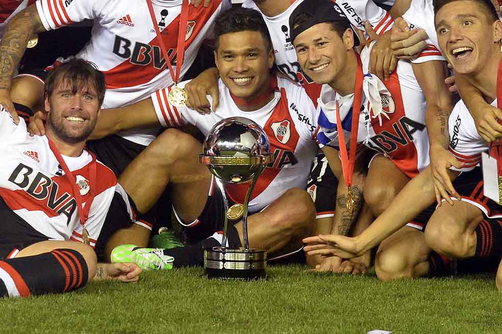 Teófilo Gutiérrez con el trofeo de la Copa Sudamericana 2014./ EFE