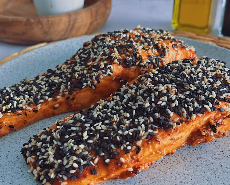 Cocina este delicioso salmón encostrado en “air fryer”