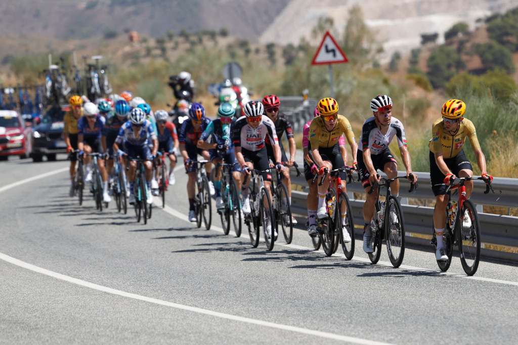 VERA (ALMERÍA), 03/09/2026.- El pelotón cilista durante la 12ª etapa de La Vuelta a España, de 167 km de recorrido entre las localidades de Vera y Calar Alto. EFE/ Javier Lizón