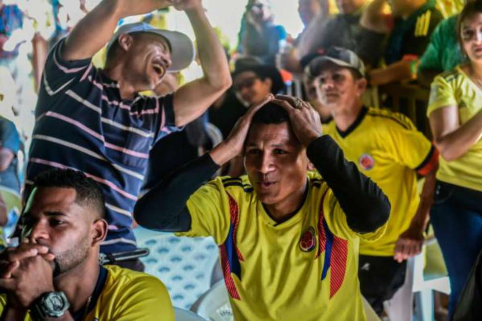 El pasado 19 de junio, excombatientes, exparamilitares, víctimas y Fuerza Pública se reunieron en Dabeida (Antioquia) para ver el primer partido de Colombia en el Mundial de Rusia. Con abrazos y lágrimas de emoción olvidaron los odios de la guerra para celebrar el gol. / AFP. 