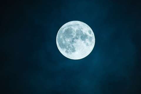 Prueba este ritual de luna llena para atraer amor, dinero o lo que desees.
