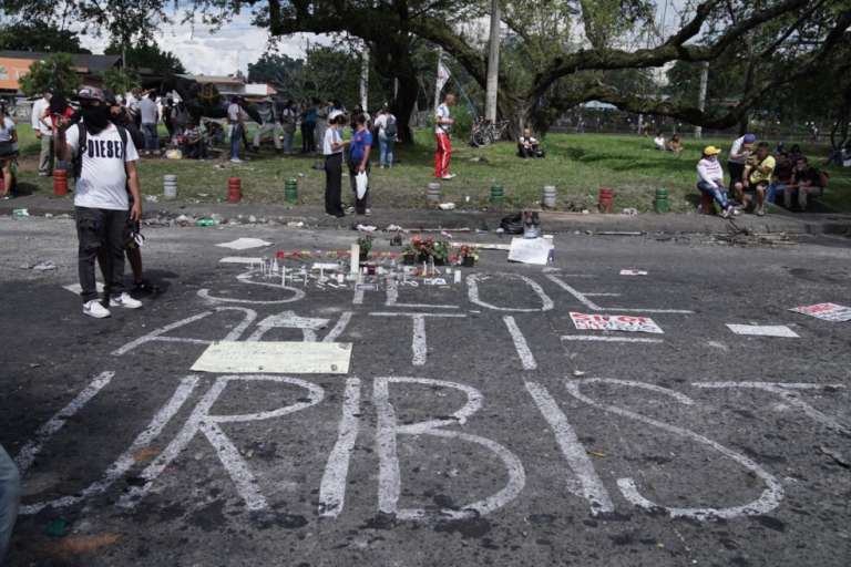Siloé, al sur de Cali, es una de las zonas donde más se han presentado excesos y abusos policiales. Jóvenes piden paz y justicia.