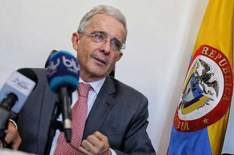 “Fuerzas Armadas deben ser juzgadas e investigadas solamente por la Justicia Penal Militar”: Uribe