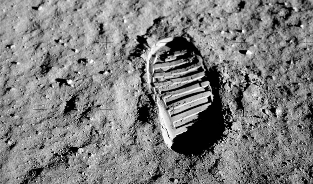 Huella del piloto del módulo lunar de la misión Apolo 11, Buzz Aldrin, en la superficie lunar. Su bota (con nueve costillas) era más grande que la de Armstrong (ocho costillas), por lo que sería posible individualizar las huellas de cada uno. / NASA