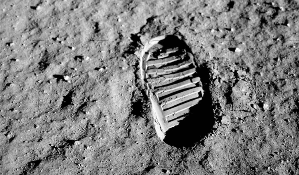 Huella del piloto del módulo lunar de la misión Apolo 11, Buzz Aldrin, en la superficie lunar. Su bota (con nueve costillas) era más grande que la de Armstrong (ocho costillas), por lo que sería posible individualizar las huellas de cada uno. / NASA
