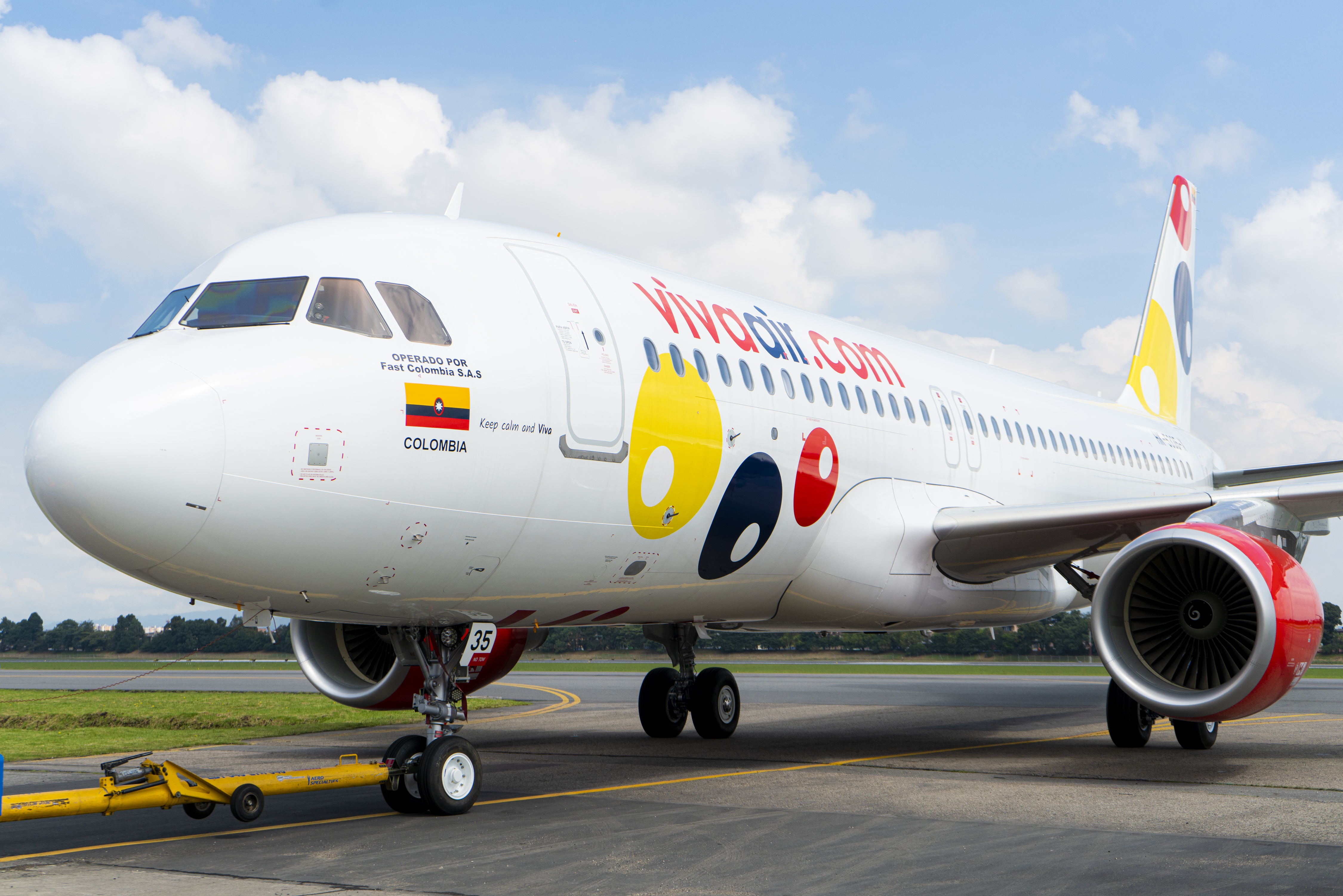 Avión de la aerolínea Viva Air en la pista de un aeropuerto.