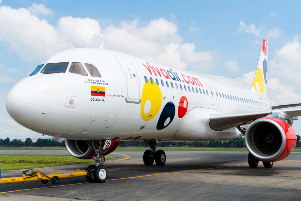 Avión de la aerolínea Viva Air en la pista de un aeropuerto.