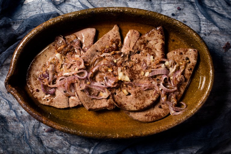 Hígado encebollado, una receta tradicional que aquí te enseñamos a preparar