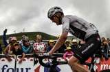 Policía confundió a Froome con un espectador y lo tiró al suelo