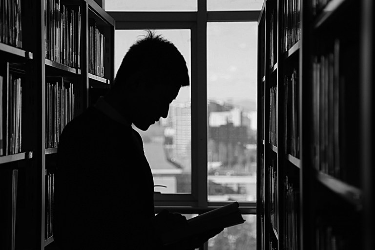 Un refugio hecho de libros para los inmigrantes que llegan a Grecia