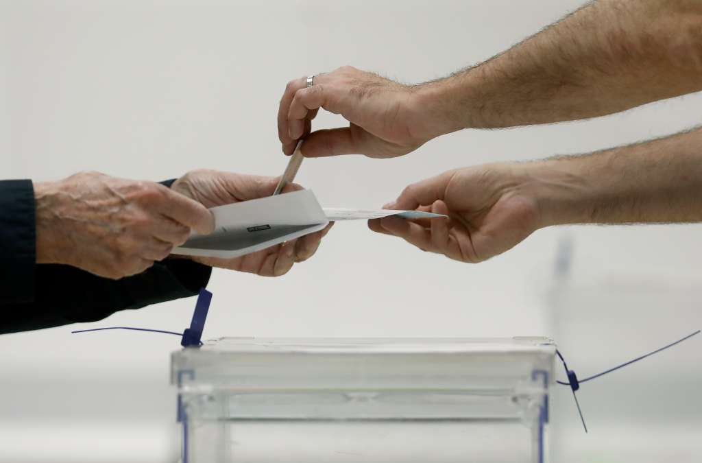 BARCELONA, 12/05/2024.- Voto depositado en la urna electoral en el colegio electoral instalado en el Instituto de Educación Continua (UPF) del barrio de L,Eixample de Barcelona, este domingo. Más de cinco millones de ciudadanos están llamados este domingo a las urnas en las elecciones catalanas, en las que parte como favorito el socialista Salvador Illa y en las que se dirime si la gobernabilidad sigue en base a la suma de los partidos independentistas. EFE/Andreu Dalmau