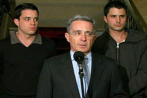 Tomás y Jerónimo Uribe, acompañando a su padre en la Casa de Nariño, cuando este último todavía era presidente.