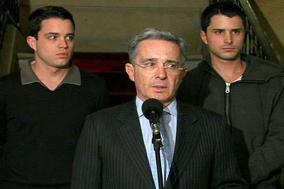 Tomás y Jerónimo Uribe, acompañando a su padre en la Casa de Nariño, cuando este último todavía era presidente. 