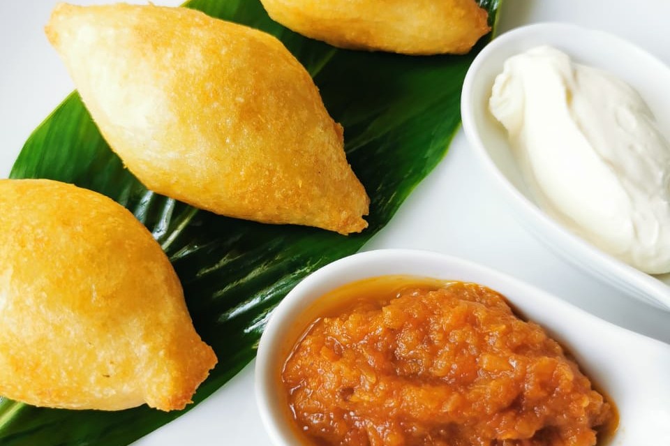 Carimanola, plato típico de la costa colombiana con suero costeño.