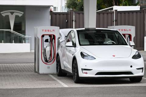 ¿Con qué frecuencia y cuál es el costo de reemplazar las baterías de Tesla?