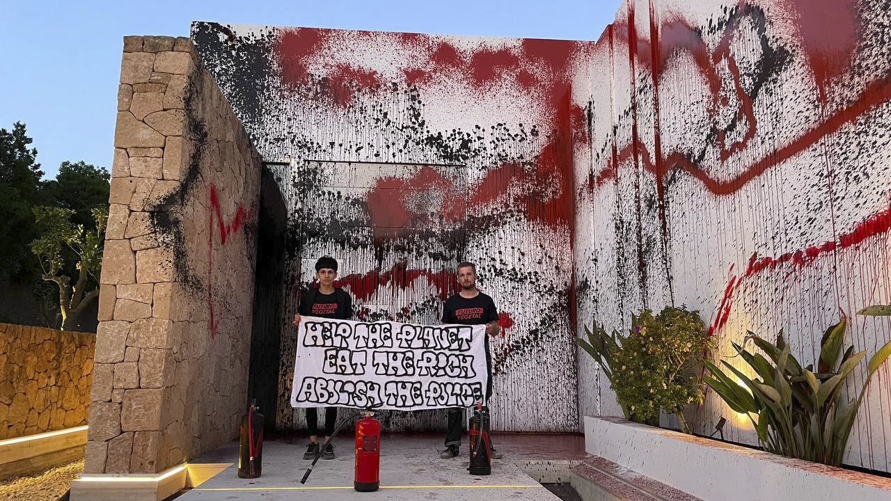 IBIZA, 06/08/2024.- Activistas medioambientales de Futuro Vegetal han vandalizado este martes con pintura roja y negra la fachada de la mansión de Leo Messi en la isla española de Ibiza para denunciar la “responsabilidad de los ricos” en la crisis climática. En la pancarta que sostienen puede leerse "Help the Planet - Eat the Rich - Abolish the Police", lo que significa Ayuda al planeta, cómete un rico y abolir la policía. EFE/ Futuro Vegetal SOLO USO EDITORIAL/SOLO DISPONIBLE PARA ILUSTRAR LA NOTICIA QUE ACOMPAÑA (CRÉDITO OBLIGATORIO)