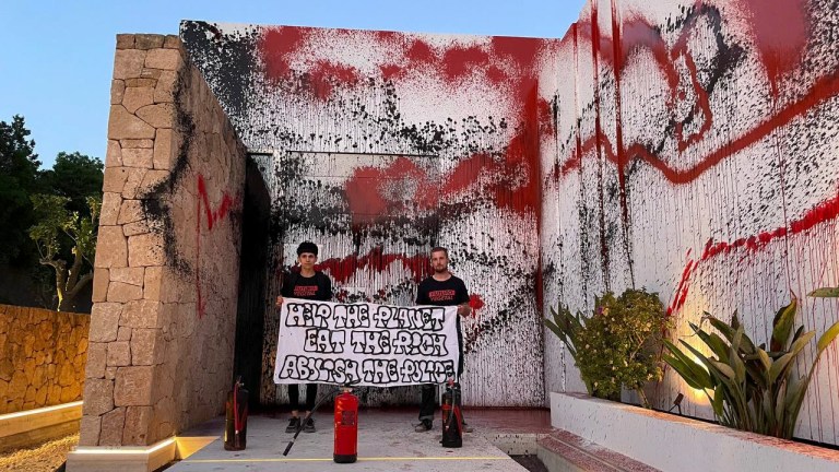 Activistas climáticos pintaron de rojo y negro la mansión de Messi en Ibiza: video
