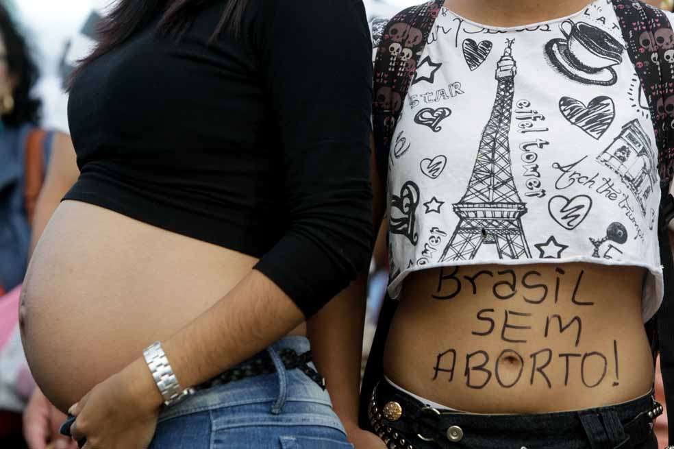 Dos mujeres participan de una protesta contra el aborto en Brasil. / EFE