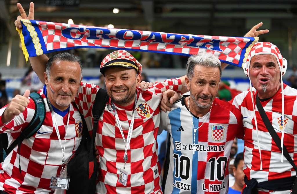 Al Wakrah (Qatar), 05/12/2022.- Fans of Croatia cheer prior to the FIFA World Cup 2022 round of 16 soccer match between Japan and Croatia at Al Janoub Stadium in Al Wakrah, Qatar, 05 December 2022. (Mundial de Fútbol, Croacia, Japón, Catar) EFE/EPA/Neil Hall