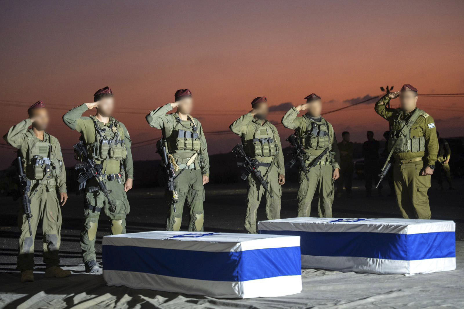 Jerusalén, 30/10/2025.- Fotografía facilitada por la oficina del primer ministro con los ataúdes de los rehenes devueltos. El Centro Nacional de Medicina Forense de Israel confirmó que los dos cuerpos entregados este jueves por Hamás a la Cruz Roja en Gaza se corresponden a los rehenes fallecidos Amiram Cooper y Sahar Baruch, según informó la oficina del primer ministro en un comunicado. Con la devolución de estos dos cuerpos por parte del grupo islamista, quedan 11 cadáveres de rehenes israelíes en la Franja palestina. EFE/Oficina del primer ministro (GOP) -SOLO USO EDITORIAL/SOLO DISPONIBLE PARA ILUSTRAR LA NOTICIA QUE ACOMPAÑA (CRÉDITO OBLIGATORIO)-