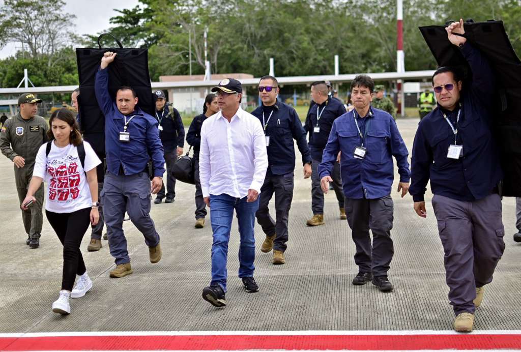 ANT800. CAUCASIA. (COLOMBIA), 20/03/2023.- Fotografía cedida por la oficina de prensa de la Presidencia de la Colombia del mandatario, Gustavo Petro (c), a su llegada a Caucasia (Colombia). Una tensa calma reina este lunes en el departamento colombiano de Antioquia (noroeste) luego de la incineración de seis vehículos en medio de un paro minero instigado por Clan del Golfo, según las autoridades, que ya completa 20 días de alteraciones al orden público y hechos violentos. EFE/ Presidencia De Colombia / SOLO USO EDITORIAL/ SOLO DISPONIBLE PARA ILUSTRAR LA NOTICIA QUE ACOMPAÑA (CRÉDITO OBLIGATORIO)
