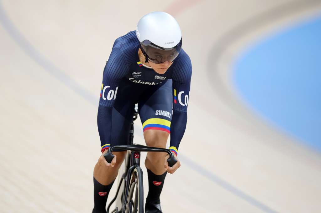 Saint-quentin-en-yvelines (France), 10/08/2024.- Martha Bayona Pineda of Colombia competes in the Women's sprint quarterfinals of the Track Cycling competitions in the Paris 2024 Olympic Games, at Saint-Quentin-en-Yvelines Velodrome in Saint-Quentin-en-Yvelines, France, 10 August 2024. (Ciclismo, Francia, Roma) EFE/EPA/MARTIN DIVISEK