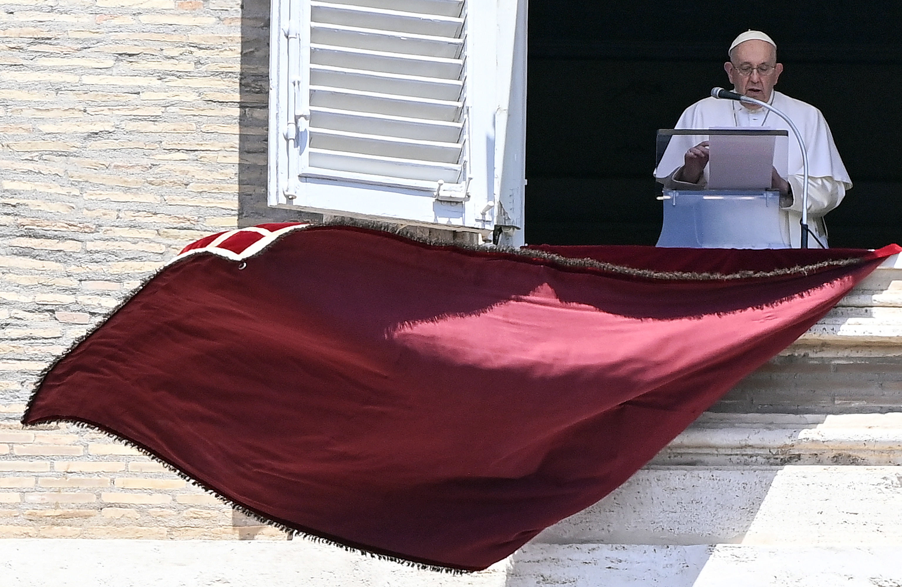 -FOTODELDÍA- Ciudad del Vaticano, 09/07/2023.- El Papa Francisco dirige el rezo del Ángelus desde su ventana en la plaza de San Pedro, este domingo en Ciudad del Vaticano. EFE/RICCARDO ANTIMIANI