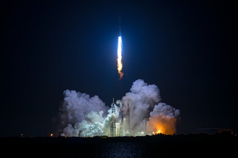Blue Origin lanza su primer vuelo espacial de órbita, aunque no logra aterrizar