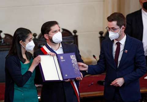 Gabriel Boric recibe propuesta de nueva constitución chilena, ¿qué dice?