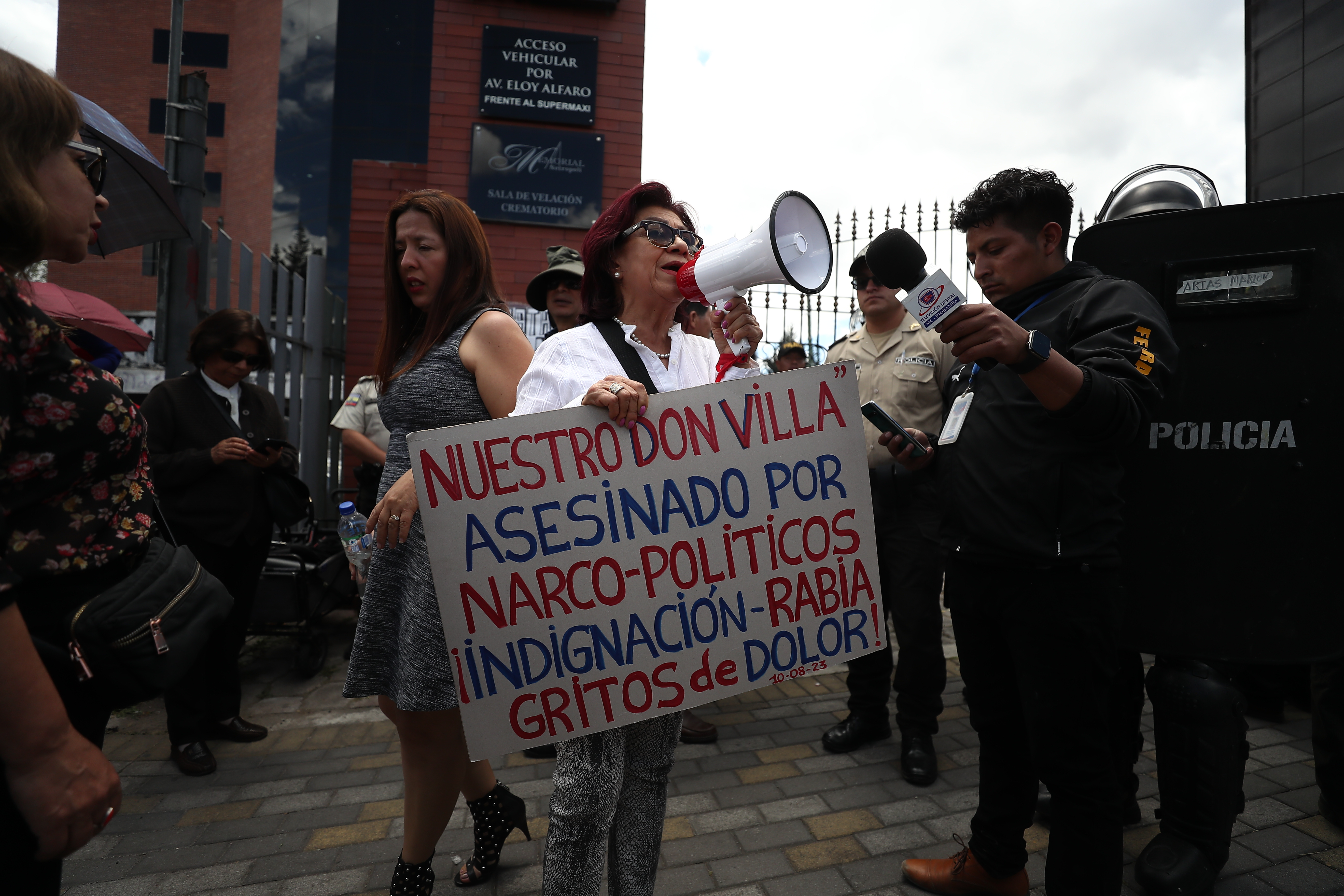 AME9921. QUITO (ECUADOR), 11/08/2023.- Simpatizantes del asesinado candidato presidencial Fernando Villavicencio se congregan hoy frente a la funeraria en la que se realiza su velatorio, en Quito (Ecuador). El cuerpo de Villavicencio, quien fue asesinado a tiros en la tarde del miércoles al salir de un mitin en una escuela, yace desde el jueves en una funeraria en el norte de Quito, adonde fue trasladado después de que se le hiciera la autopsia en el Centro de Medicina Legal. EFE/ José Jácome