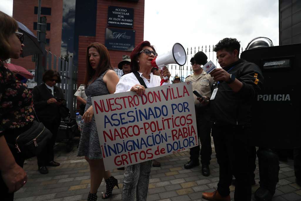 AME9921. QUITO (ECUADOR), 11/08/2023.- Simpatizantes del asesinado candidato presidencial Fernando Villavicencio se congregan hoy frente a la funeraria en la que se realiza su velatorio, en Quito (Ecuador). El cuerpo de Villavicencio, quien fue asesinado a tiros en la tarde del miércoles al salir de un mitin en una escuela, yace desde el jueves en una funeraria en el norte de Quito, adonde fue trasladado después de que se le hiciera la autopsia en el Centro de Medicina Legal. EFE/ José Jácome
