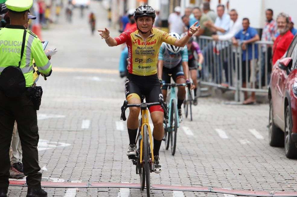 Esther Galarza celebra en la meta de la primera etapa.