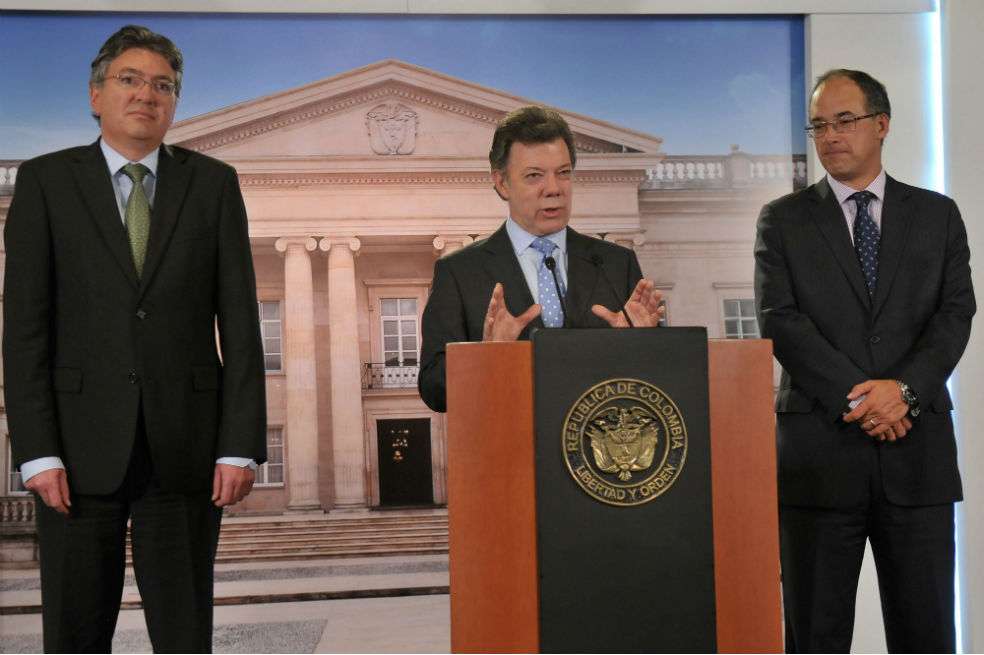 El presidente Juan Manuel Santos junto al actual ministro de Hacienda, Mauricio Cárdenas, y el saliente, Juan Carlos Echeverry. /Presidencia