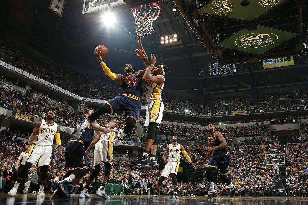 LeBron James aportó 33 puntos en la victoria de Cleveland frente a los Pacers. / AFP