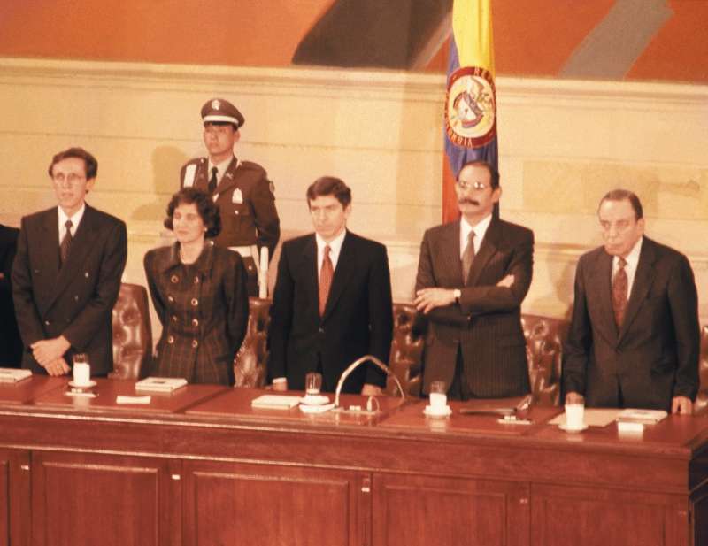 De izquierda a derecha: Antonio Navarro Wolf, Ana Milena Muñoz de Gaviria, César Gaviria, Horacio Serpa y Álvaro Gómez Hurtado, durante la Asamblea Nacional Constituyente.