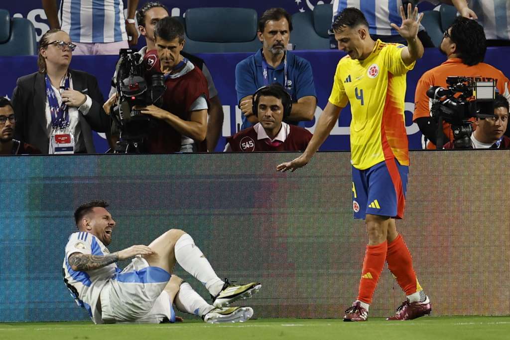 Miami Gardens (United States), 15/07/2024.- Lionel Messi (L) of Argentina is injured in a play against Santiago Arias (R) of Colombia during the CONMEBOL Copa America 2024 Final between Argentina and Colombia, in Miami Gardens, Florida, USA, 14 July 2024. EFE/EPA/CJ GUNTHER