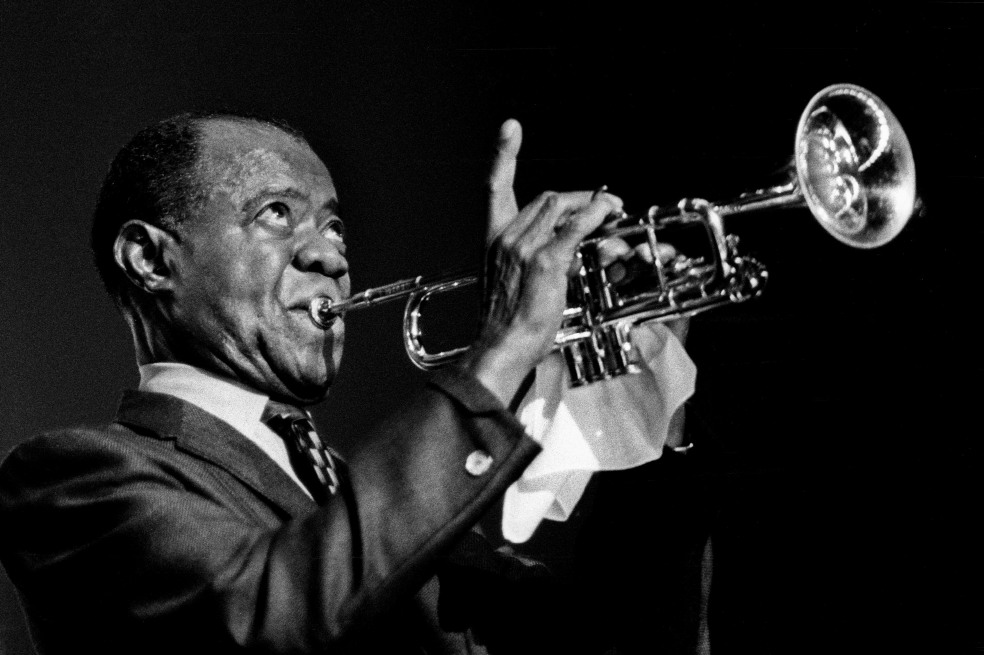 Louis Armstrong, también conocido como Satchmo o Pops, fue un trompetista y cantante estadounidense de jazz.