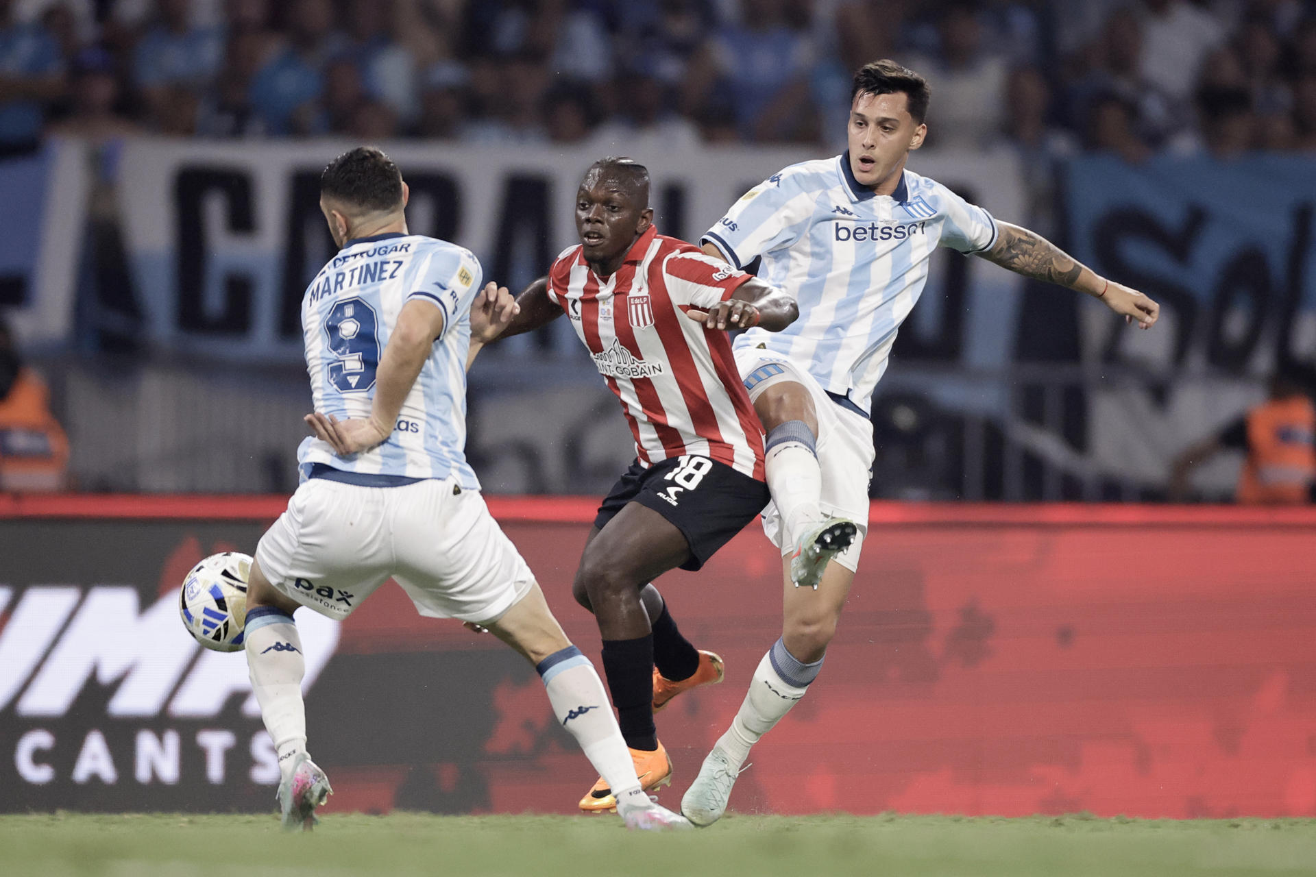 AME7900. SANTIAGO DEL ESTERO (ARGENTINA), 13/12/2025.- Adrián Martínez (i) de Racing disputa el balón con Edwuin Cetré de Estudiantes este sábado, en la final de la Primera División de Argentina entre Racing y Estudiantes, en el estadio Único Madre de Ciudades, en Santiago del Estero (Argentina). EFE/ Juan Ignacio Roncoroni