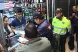 Incautan celulares robados y licor adulterado en operativo en la Calle 13 de Bogotá