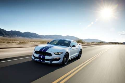 Dos nuevos deportivos de Ford: La cobra y el caballo