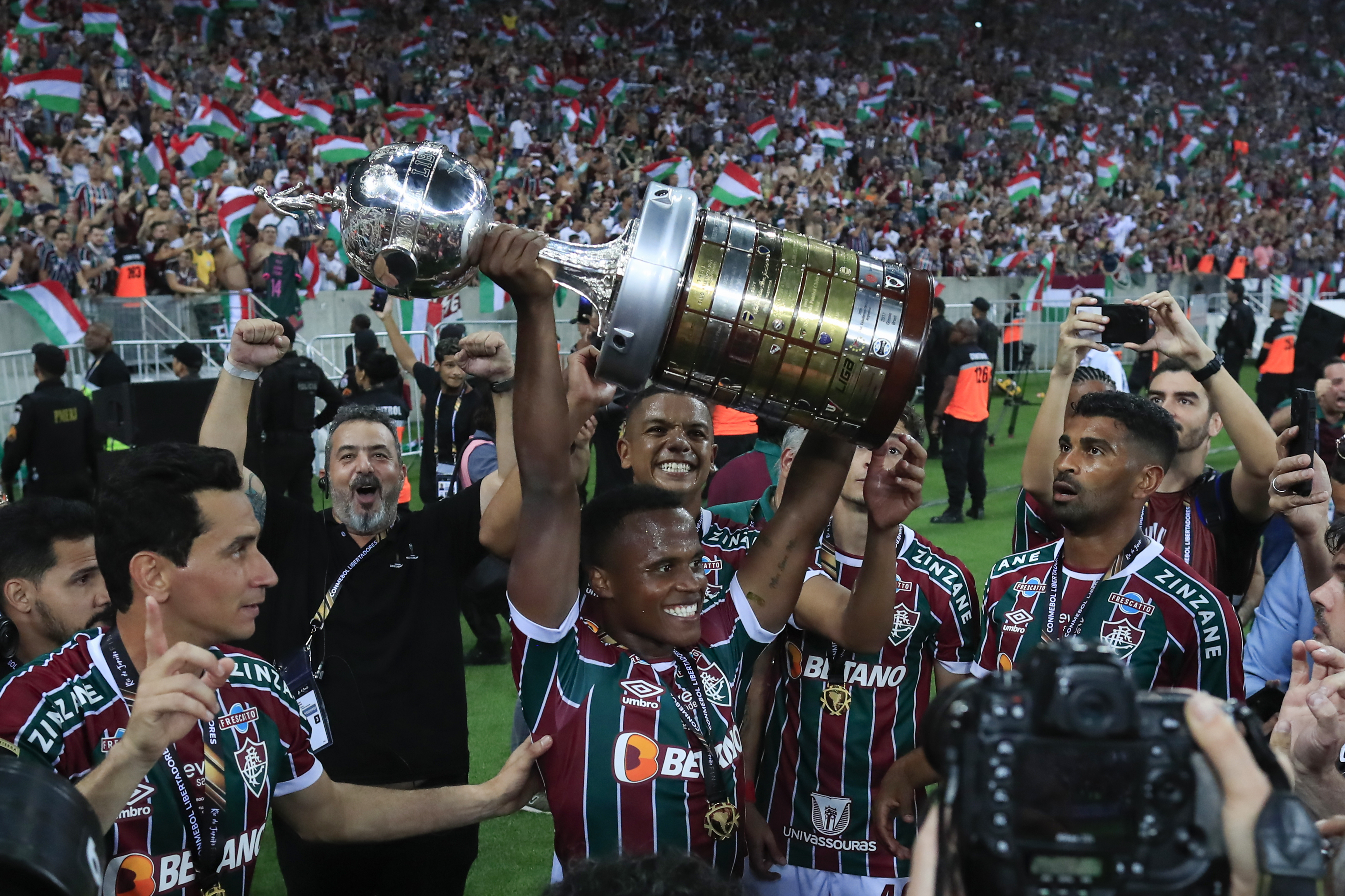 AME4299. RÍO DE JANEIRO (BRASIL), 04/11/2023.- Jhon Arias (c) de Fluminense levanta la Copa tras ganar hoy, la final de la Copa Libertadores entre Boca Juniors y Fluminense en el estadio de Maracaná, en Rio de Janeiro (Brasil). EFE/ Andre Coelho
