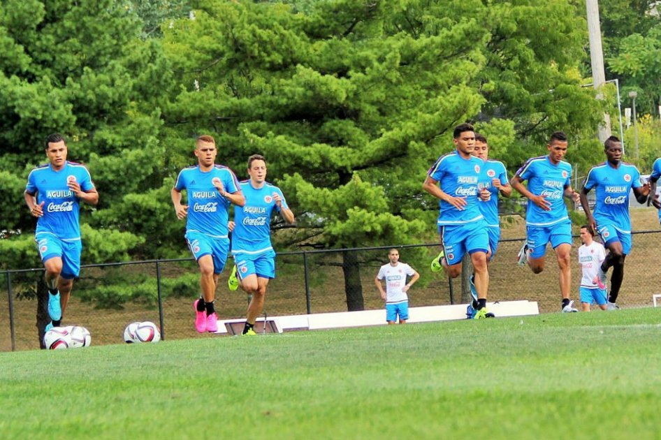 Los jugadores de la selección de Colombia entrenan de cara al partido contra Perú.