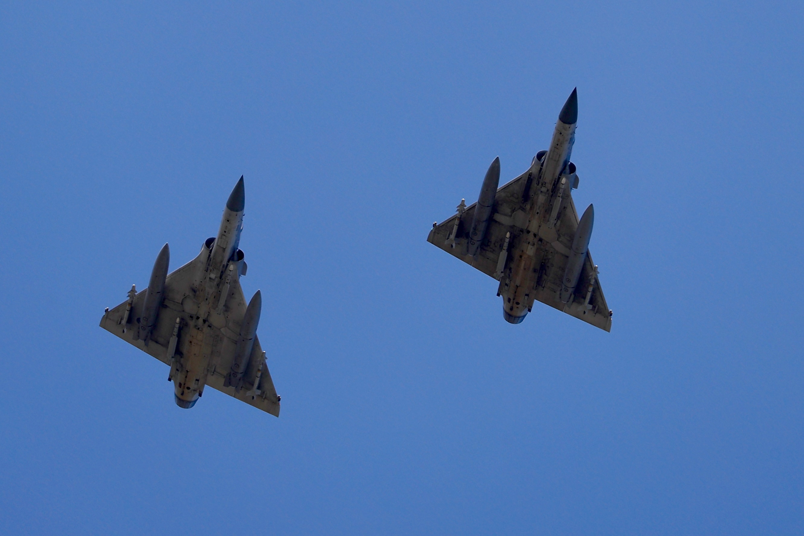 Hsinchu (Taiwan), 07/08/2022.- Two Taiwanese Air Force Mirage 2000-5 fighter jets fly by an airbase in Hsinchu, Taiwan, 07 August 2022. Following a visit of US House of Representatives Speaker Pelosi to Taiwan, the Chinese military started to hold a series of live-fire drills in six maritime areas around Taiwan's main islan from 04 to 07 August 2022. (Incendio) EFE/EPA/RITCHIE B. TONGO