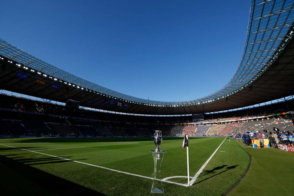 BERLÍN, 14/07/2024.- Imagen del trofeo de la Eurocopa de fútbol situada en uno de los córners del Estadio Olímpico de Berlín antes del inicio del encuentro correspondiente a la final que disputan hoy Domingo España e Inglaterra en el estadio de la capital germana. EFE / J.J. Guillen.