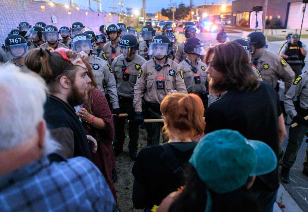 BROADVIEW (United States), 18/10/2025.- Illinois State police officers wearing riot gear confront activists during a demonstration outside the ICE detention facility in Broadview, Illinois, USA, 18 October 2025. The demonstrations against ICE (U.S. Immigration and Customs Enforcement) are rooted in concerns about civil rights, local community safety, and alleged overreach by federal enforcement. (Protestas) EFE/EPA/CRISTOBAL HERRERA-ULASHKEVICH