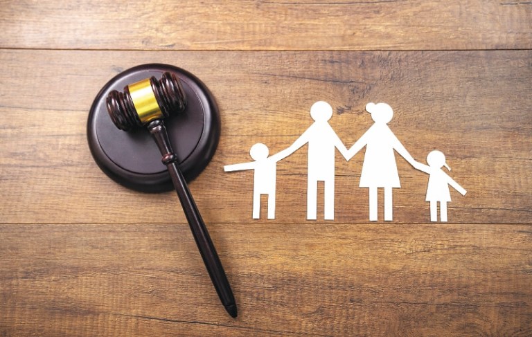 Adopción de menores provoca choque jurídico